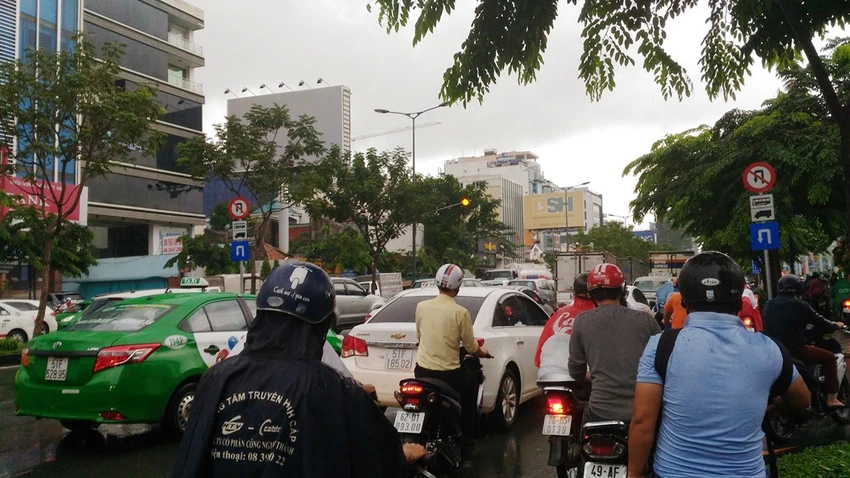 Cửa ngõ Tân Sơn Nhất lại ngập sau cơn mưa ảnh 5 Cửa ngõ Tân Sơn Nhất lại ngập sau cơn mưa ảnh 5